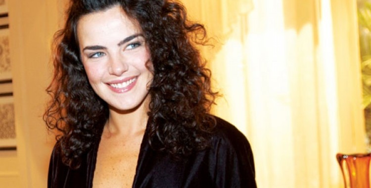 Afastada, Ana Paula Arósio volta às telas brasileiras