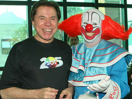S11 SP 18-08-2006 TV & Lazer OE VIDA & / CIDADES-24 HORAS - SILVIO SANTOS VEM AÍ - O patrão compareceu à vontade nos bastidores da sede do SBT, na Anhanguera, para comemorar os 25 anos de sua emissora. Embora o SBT esteja a um fio de perder para a Record a tão proclamada vice-liderança absoluta em audiência, Silvio Santos circulou pelas dependências da casa com o mesmo sorriso que embala seus auditórios e permitiu-se posar para foto ao lado de um ícone trash dos anos 80, o palhaço Bozo, no restaurante dos funcionários. FOTO: Lourival Ribeiro/DIVULGAÇÃO