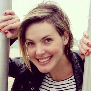 Ex-BBB posta foto de avental sensual com seios e engana fãs