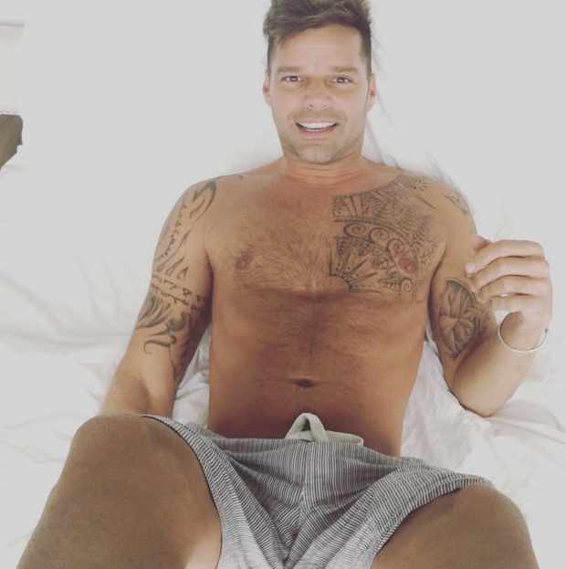 Ricky Martin enlouquece fãs ao postar selfie sem camisa na cama