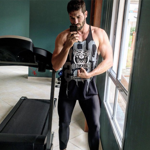 Ex-BBB Roni Mazon usa calça legging coladinha para malhar