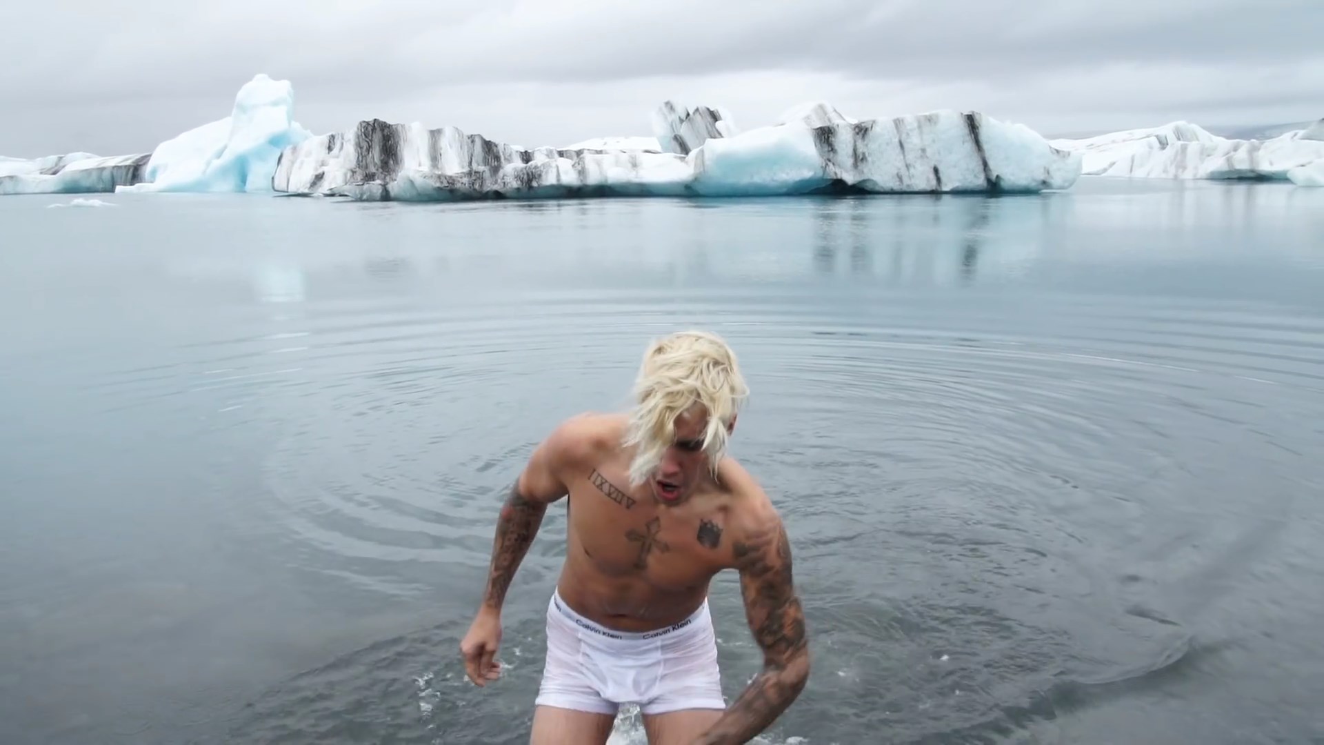 Justin Bieber decepciona fãs ao aparecer de cueca molhada em novo clipe
