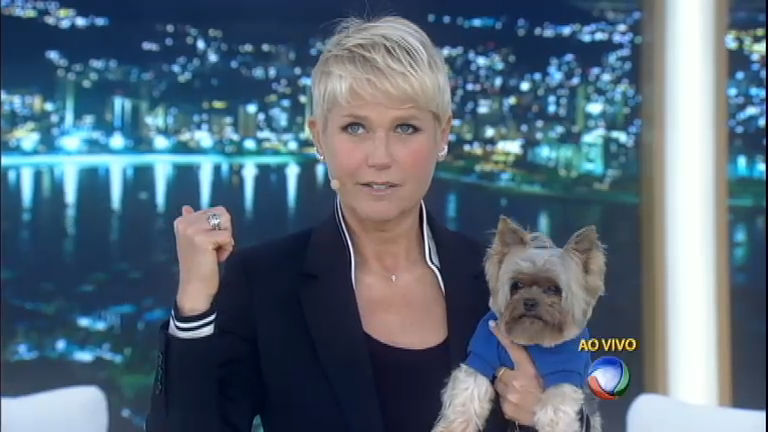 Xuxa reclama ao vivo de ofensas nas redes sociais
