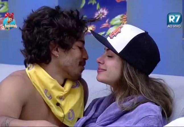 “A Fazenda”: Douglas se emociona com a volta de Rayanne e os dois caem abraçados no chão