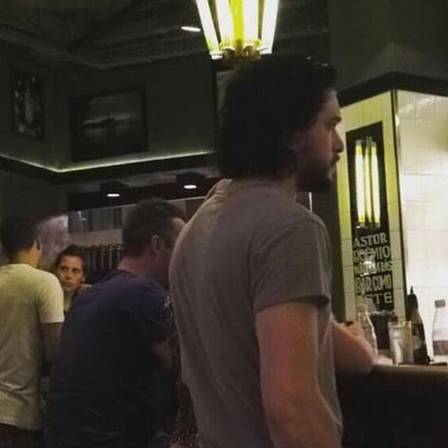Kit Harington, o Jon Snow de “Game Of Thrones”, curte bar no Rio sem ser reconhecido