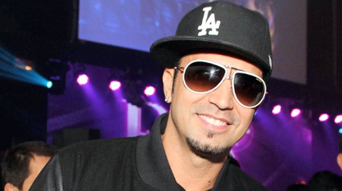 Filha de Latino escreve carta para Papai Noel pedindo para ver o pai