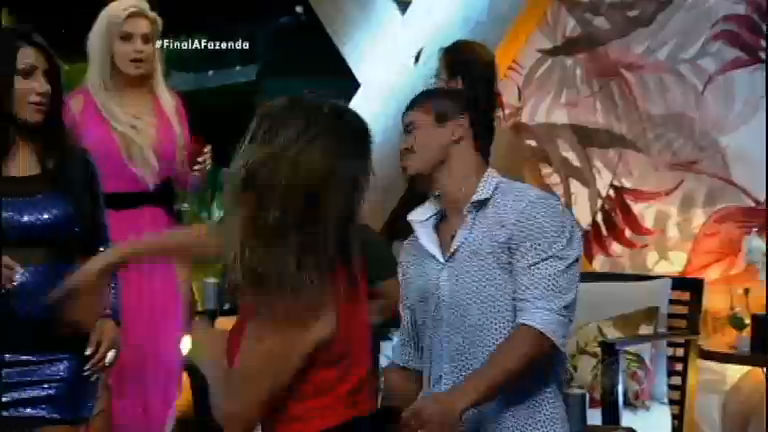 “A Fazenda”: Douglas Sampaio comenta agressão de Mara: “Vontade de dar um murro na cara dela”