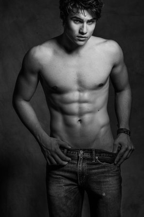 Nicolas Prattes, de “Malhação”, faz ensaio sensual e arranca suspiro das fãs; veja