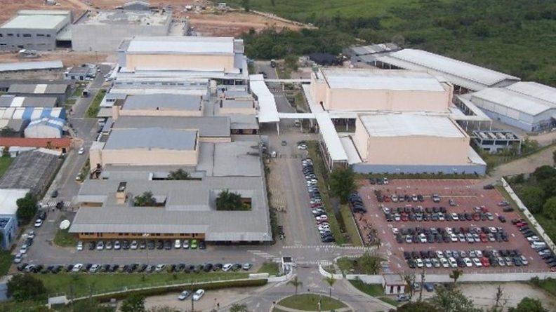 Equipe de limpeza tem trabalho dobrado nos banheiros da Record TV