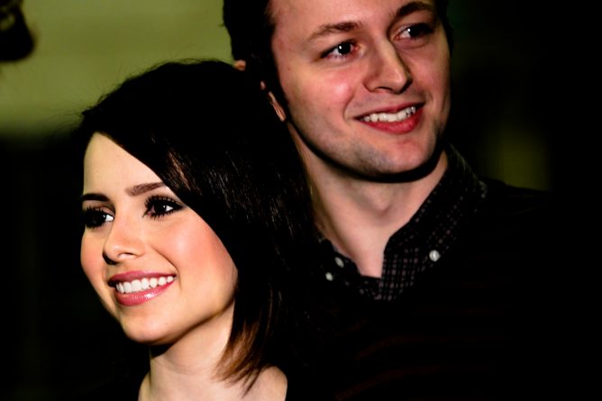 Sandy e o marido estariam ameaçando a imprensa por causa de fotos do filho