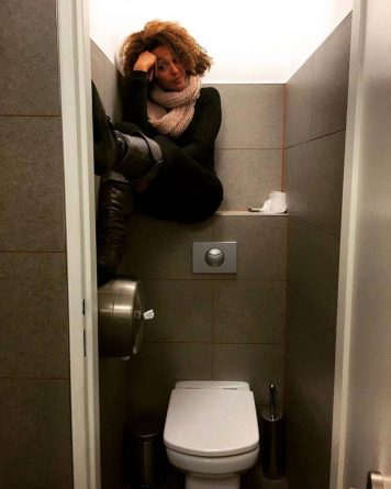 Famosa atriz da Globo é flagrada presa em banheiro público; veja a foto