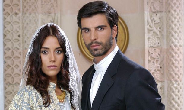 Direção da Band tenta manter audiência com novelas semelhantes