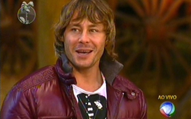 Théo Becker é acusado de bater em jornalista durante festa em sua casa