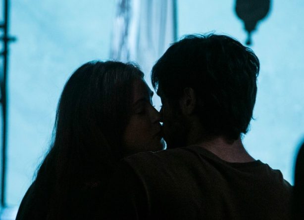 Eliza tem a primeira vez com Jonatas em cenário mágico