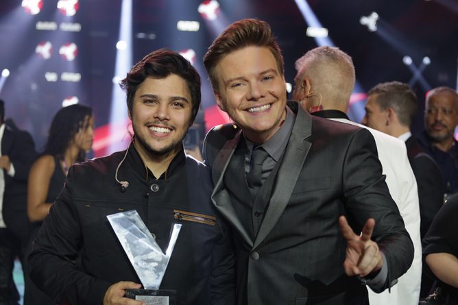 Michel Teló e o vencedor da última temporada do programa Renato Vianna. Foto: Globo/Paulo Belote