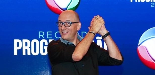 5fev2015---britto-jr-faz-pose-divertida-ao-chegar-para-apresentacao-da-programacao-2015-da-record-em-sao-paulo-1423166169119_615x300