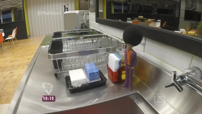 Internautas apontam racismo em boneco-esponja na cozinha do “BBB 16”