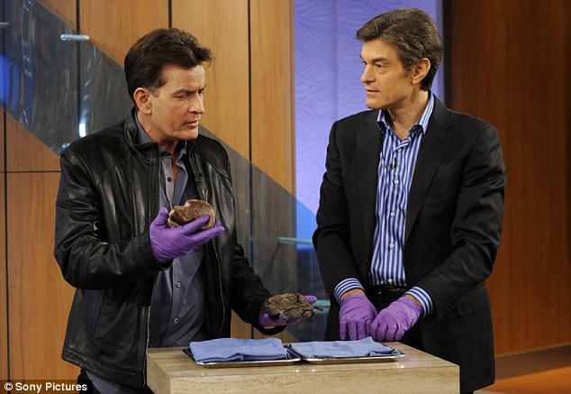 Charlie Sheen suspende medicação contra HIV: “Eu nasci morto”