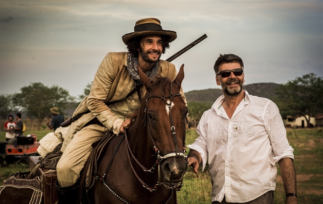 O diretor Luiz Fernando Carvalho dirige Rodrigo Santoro, que será Afrânio em "Velho Chico". Foto: Globo/Caiuá Franco