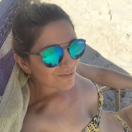 Mãe de Lucas Lucco mostra foto de biquíni e faz sucesso na Internet