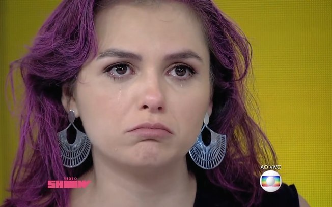 Monica Iozzi é surpreendida ao receber macumba pelo Correios