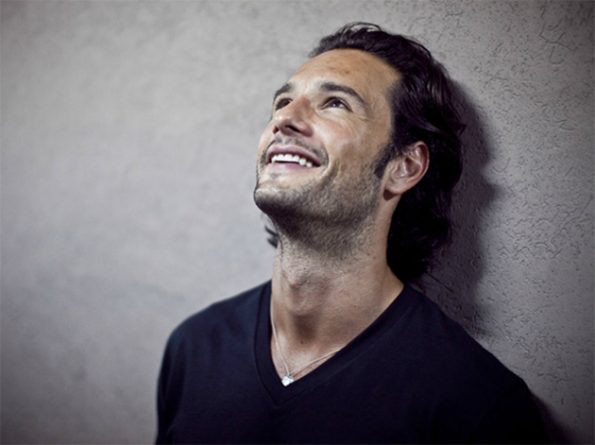 Rodrigo Santoro afirma adorar voltar a fazer novelas: “Estou trabalhando na minha língua, no meu país, no sertão!”