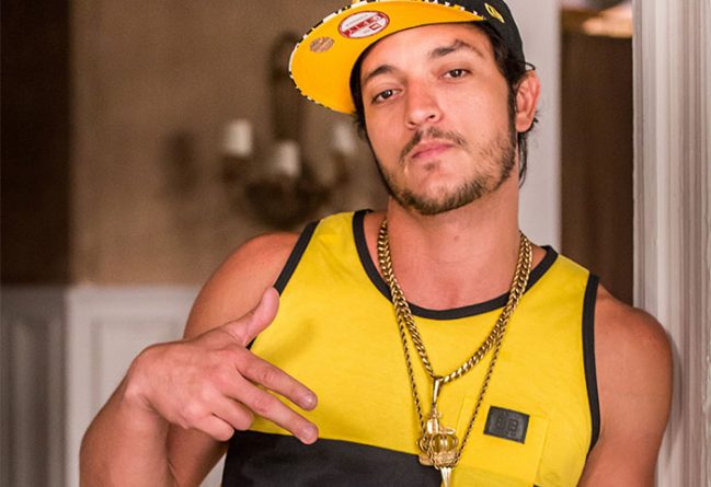 Ator de “A Regra do Jogo” diz que usa ônibus e pede trabalho no Facebook