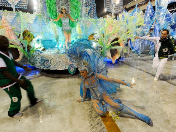 Ana Hickmann se irrita com vídeo de tombo no Carnaval de 2011: “Esse ano não caí”