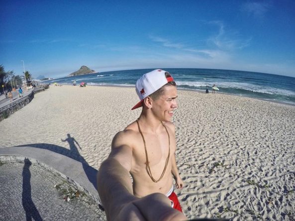 MC Biel aparece fortinho em foto na praia e ganha elogios de fãs