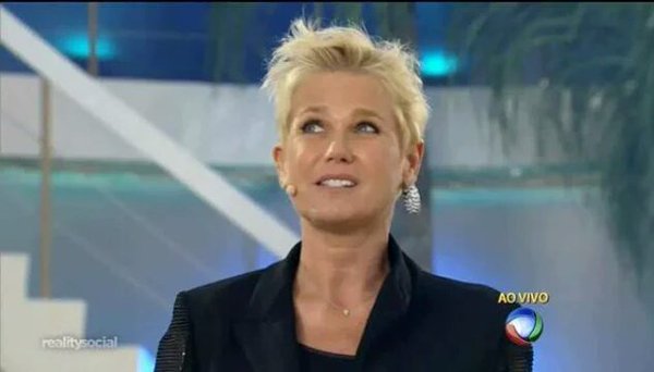 Mesmo com as pernas de fora, Xuxa Meneghel é “surrada” pelo Ratinho no Ibope