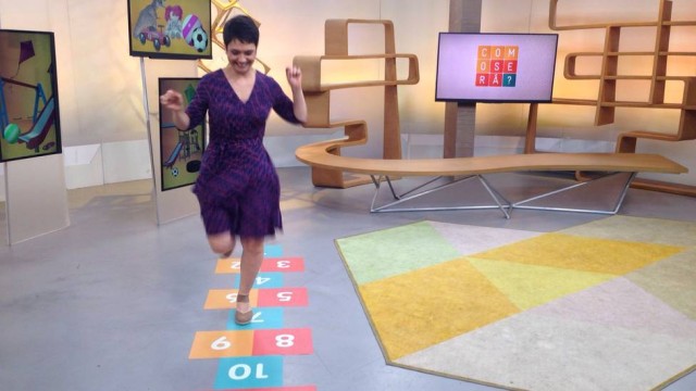Sandra Annenberg pula amarelinha na gravação do “Como Será?”