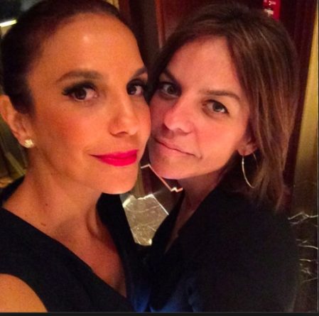 Ivete Sangalo com a irmã Cynthia, que maltrata os fãs dela. Foto: Reprodução