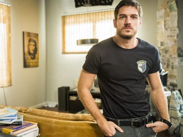 Autor de “A Regra do Jogo” tira sarro de “chiado” de Marco Pigossi