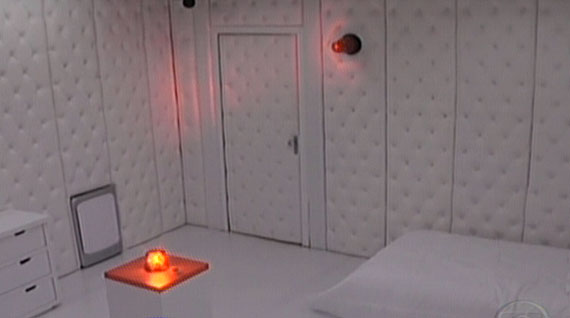 Produção de “A Regra do Jogo” cria quarto branco do “BBB” para Romero manter Tóia sequestrada