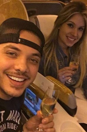 Wesley Safadão embarca para férias em Dubai com a mulher