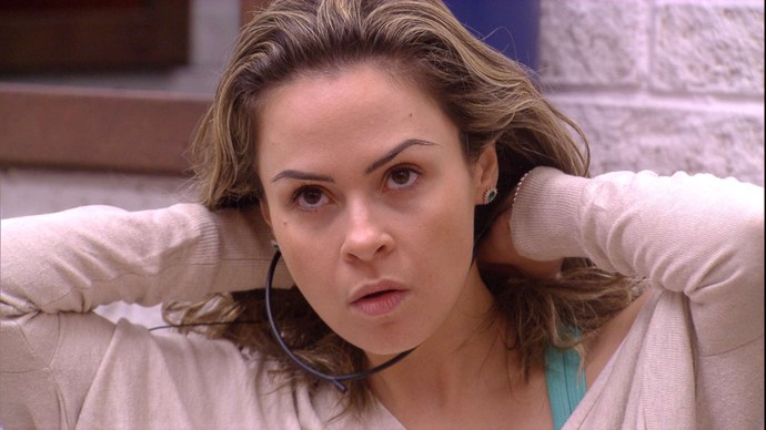“BBB 16”: Ana Paula torce por Ronan enquanto está no andar de cima da casa