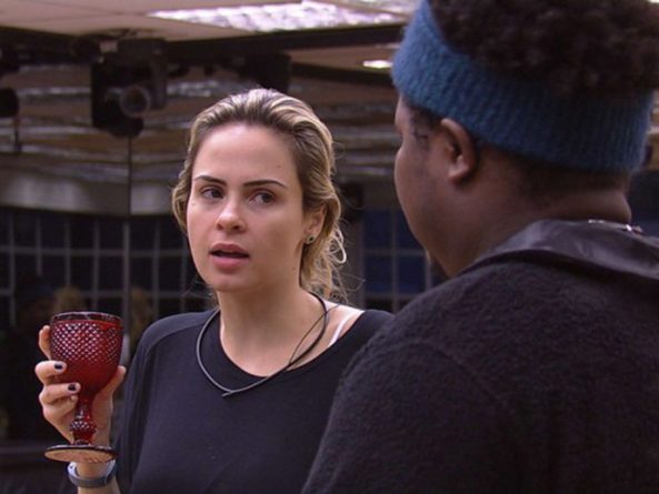 “BBB 16”: Ana Paula afirma para Ronan que poderá posar nua