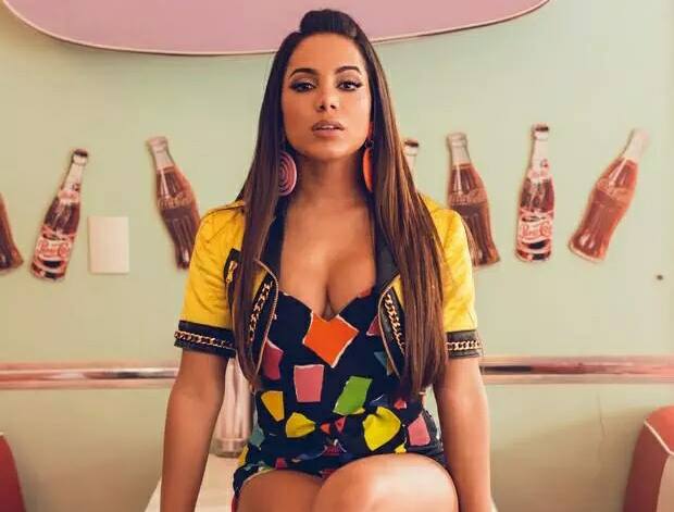 Anitta posta foto com lábios mais carnudos e fãs desconfiam de botox
