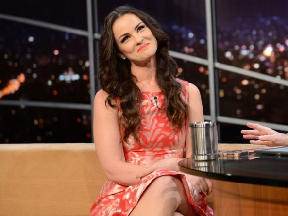 Atriz Carolina Kasting exibe gravidez na praia para os internautas; veja