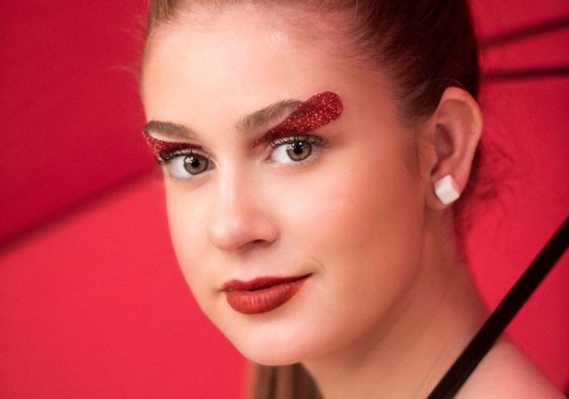 Marina Ruy Barbosa  afirma: “Quando eu estou apaixonada, fico boba, rindo à toa e canto música brega”