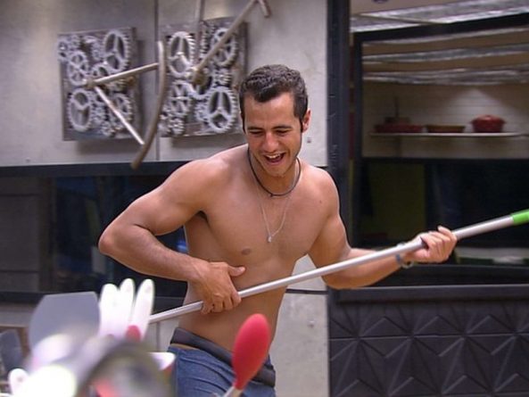 “BBB 16”: Matheus quer acordar a casa com batuque de panela com a ajuda de Juliana