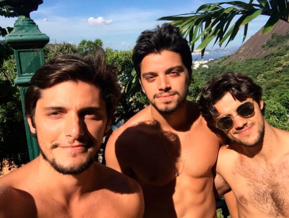 Bruno, Felipe e Rodrigo posam sem camisa e fãs deliram