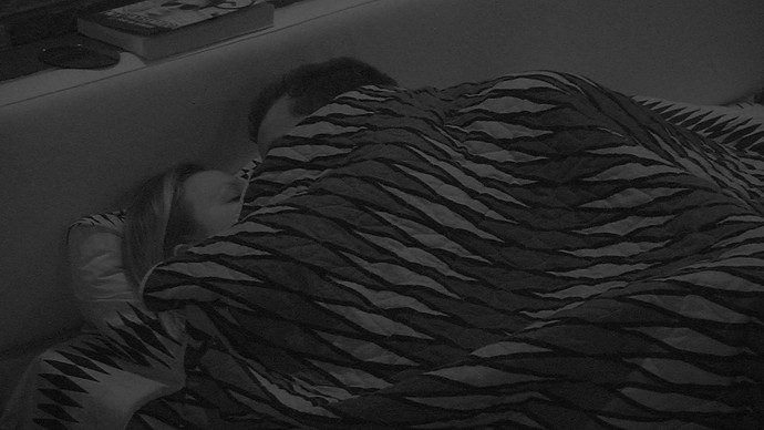 “BBB 16”: Matheus e Cacau transam embaixo do edredom novamente