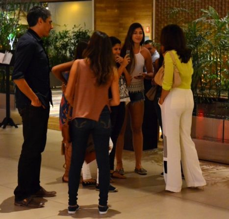 William Bonner passeia com Fátima Bernardes e tira selfie com fãs