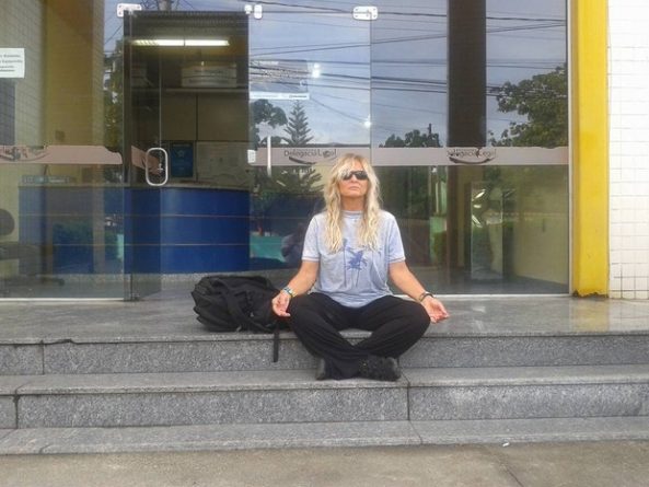 Mãe de neto desaparecido de Chico Anysio medita na porta de delegacia