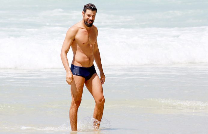 Ator Cauã Reymond salva criança em praia do Rio de Janeiro