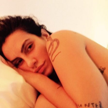 Cleo Pires posa de topless e comemora: “Feliz dia da mulher”