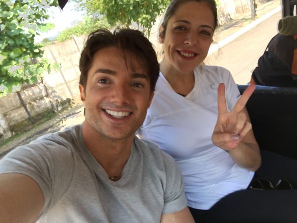 Apresentadores do SBT passam sufoco em lago cheio de piranhas