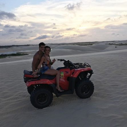 Nicole Bahls e Marcelo Bimbi ficam sem gasolina ao andar de quadriciclo