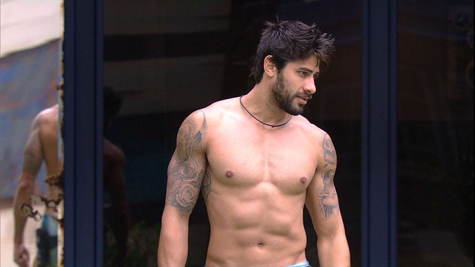 “BBB 16”: Matheus quer saber de Renan: “Seu dente é de porcelana mesmo?”